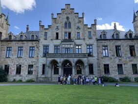 Gruppenfoto Deisterweg-Stipendium vor dem Schloss Ippenburg